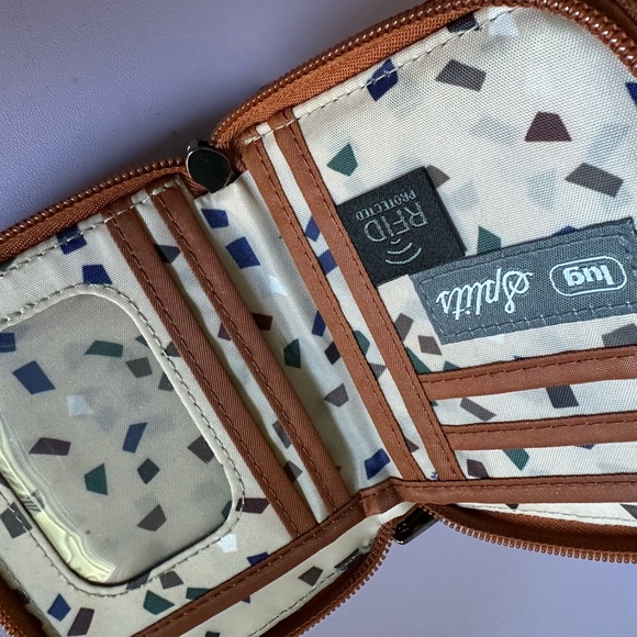 Lug compact splits wallet RFID protection accordian - Picture 2 of 4